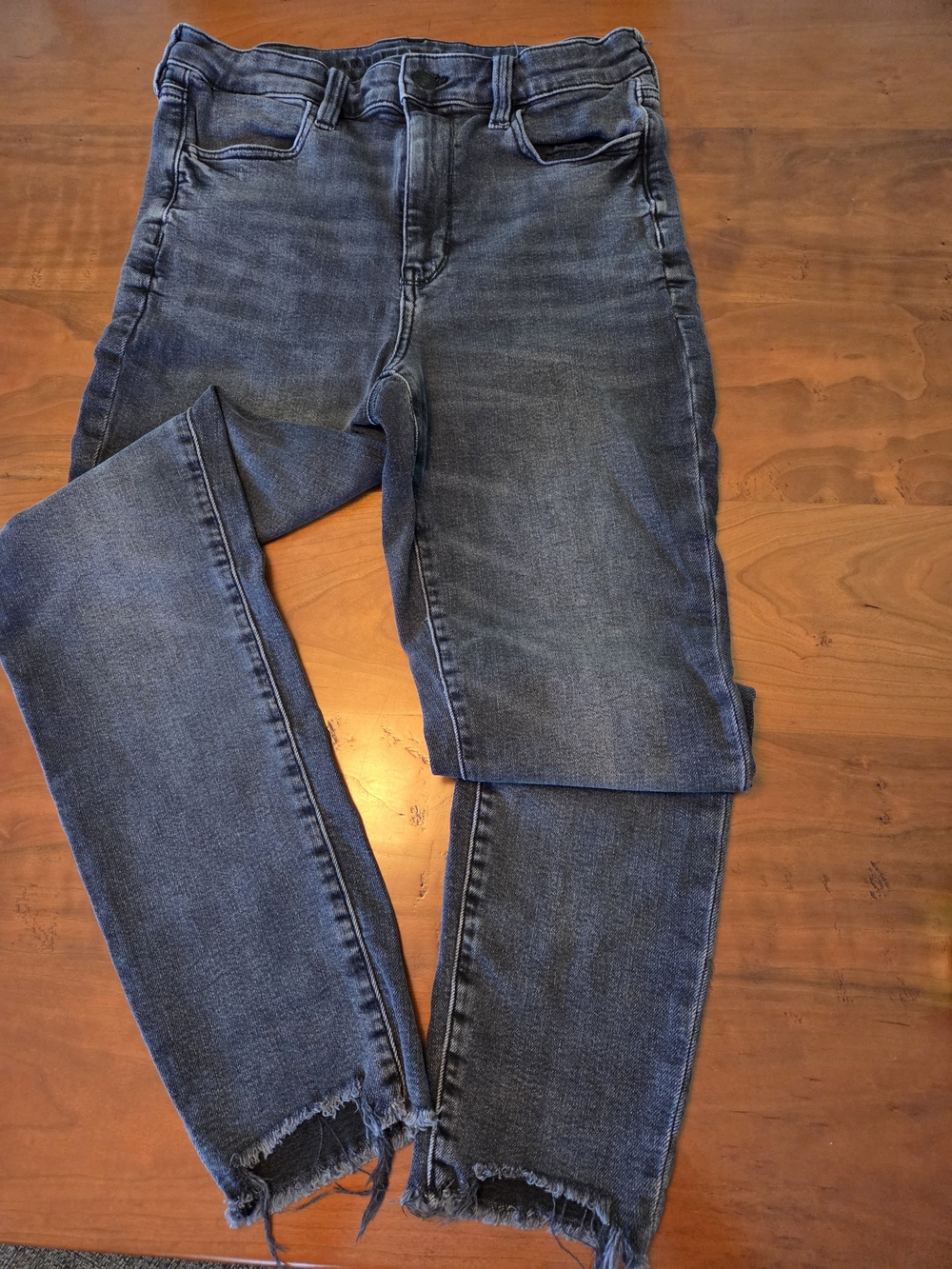 American Eagle Outfitters Light Wash Black Cropped Frayed-Hem Skinny Jeans